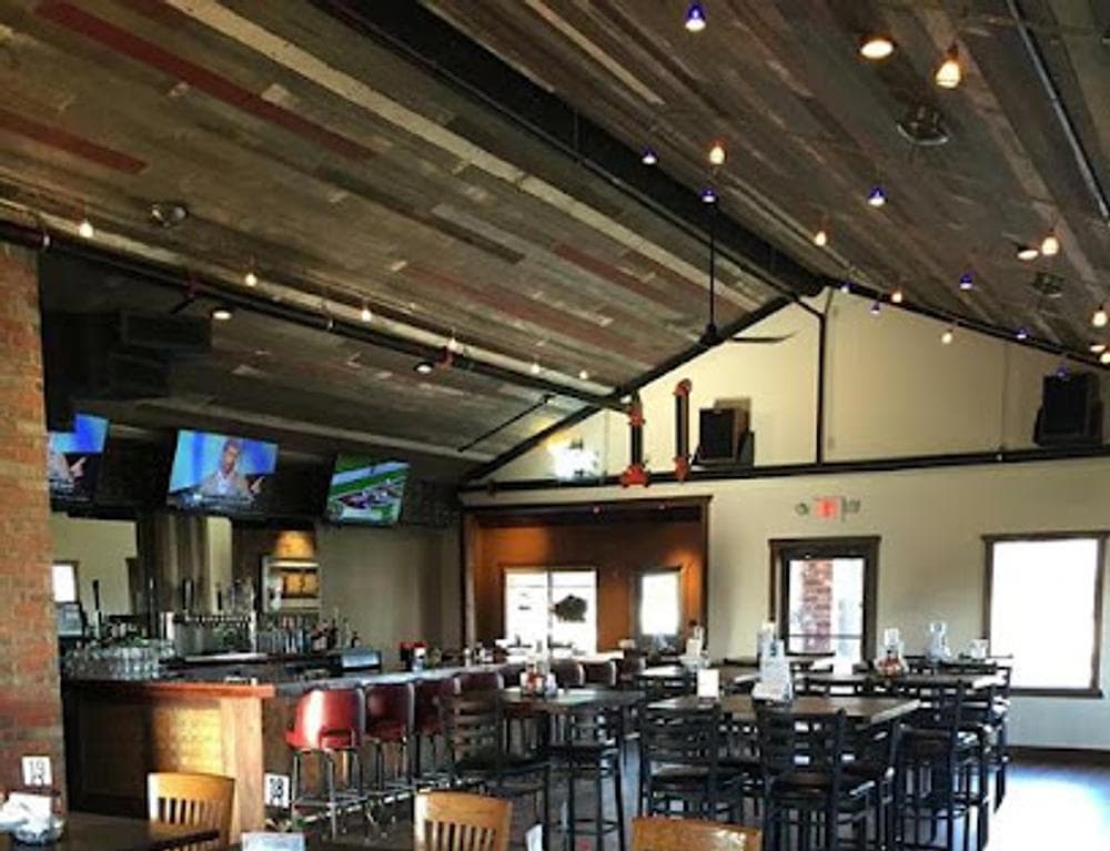 Knuckles Pizza & Sports Bar