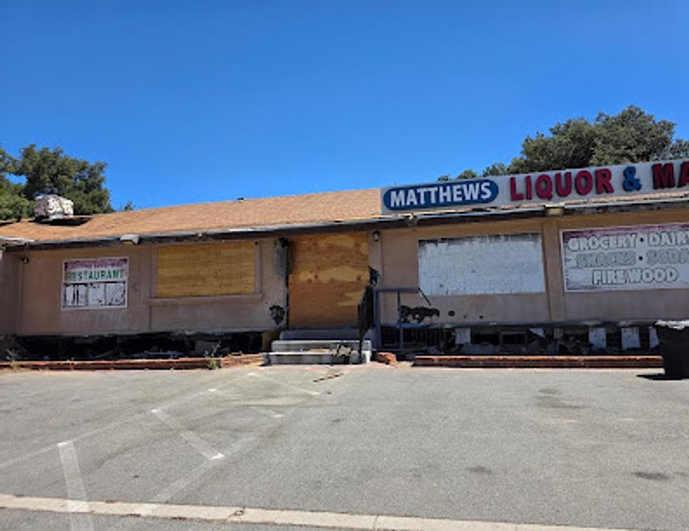 Matthew's Live Oaks Restaurant