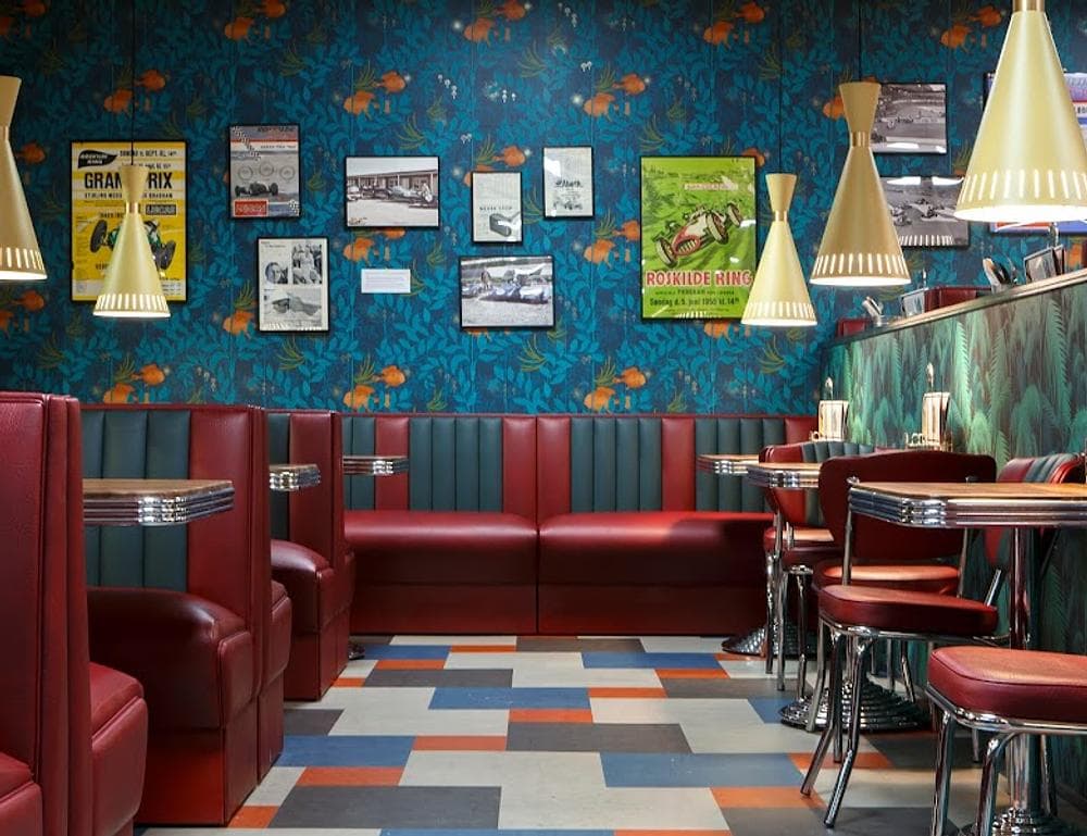 Sallie's Race Lounge