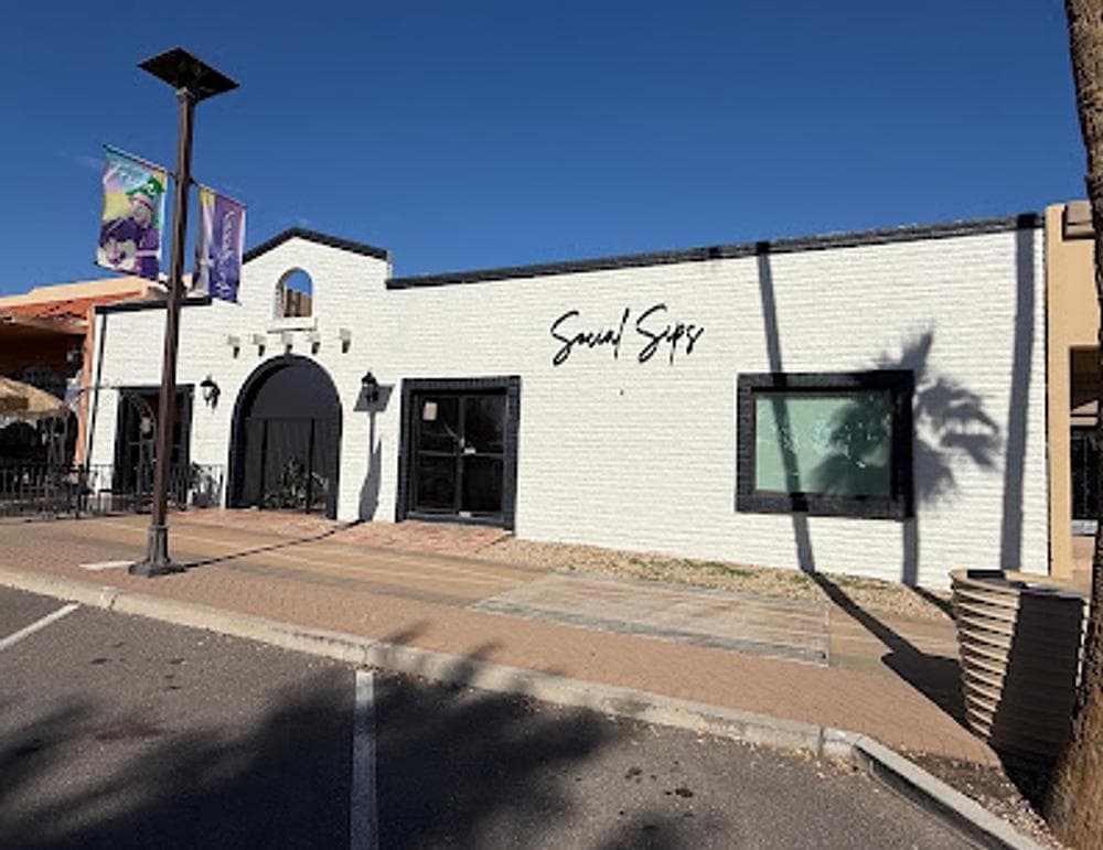 Social Sips on the Avenue