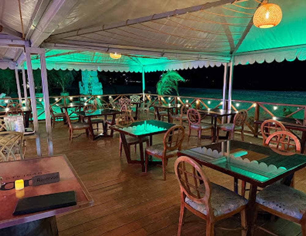 Savvy On The Bay - Beach Bar