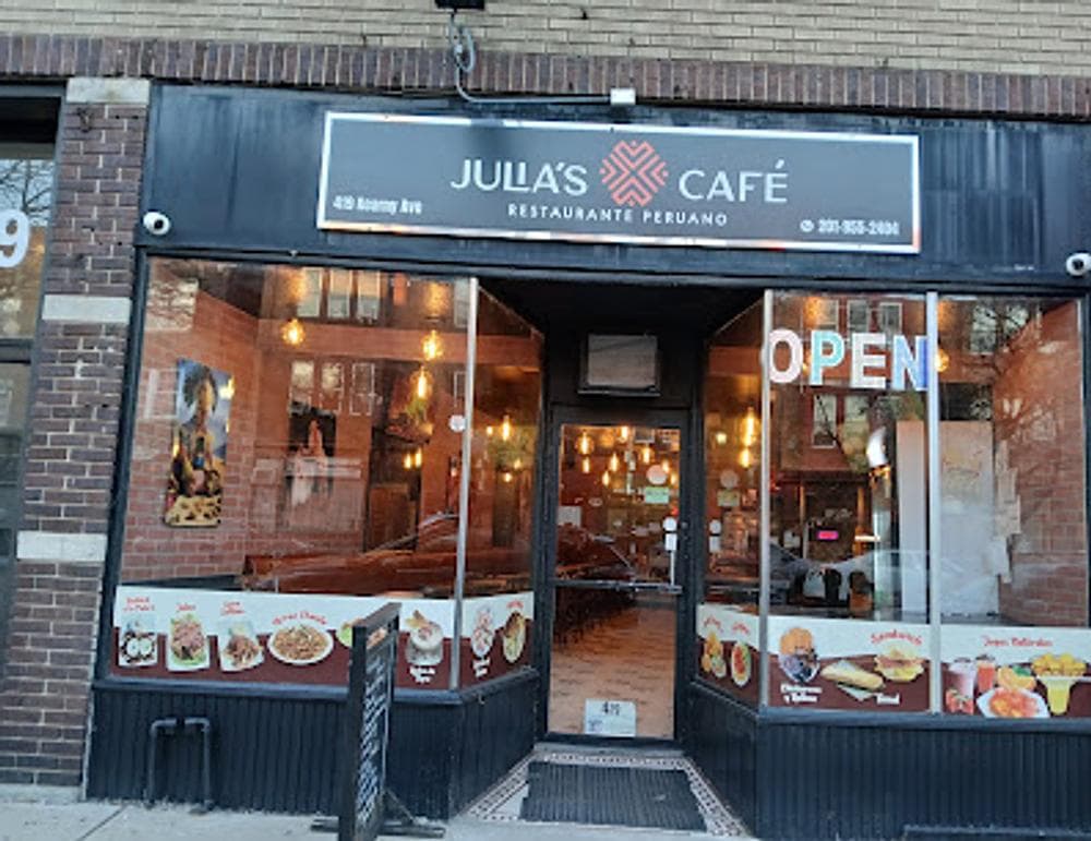 Julia's Cafe Restaurante Peruano