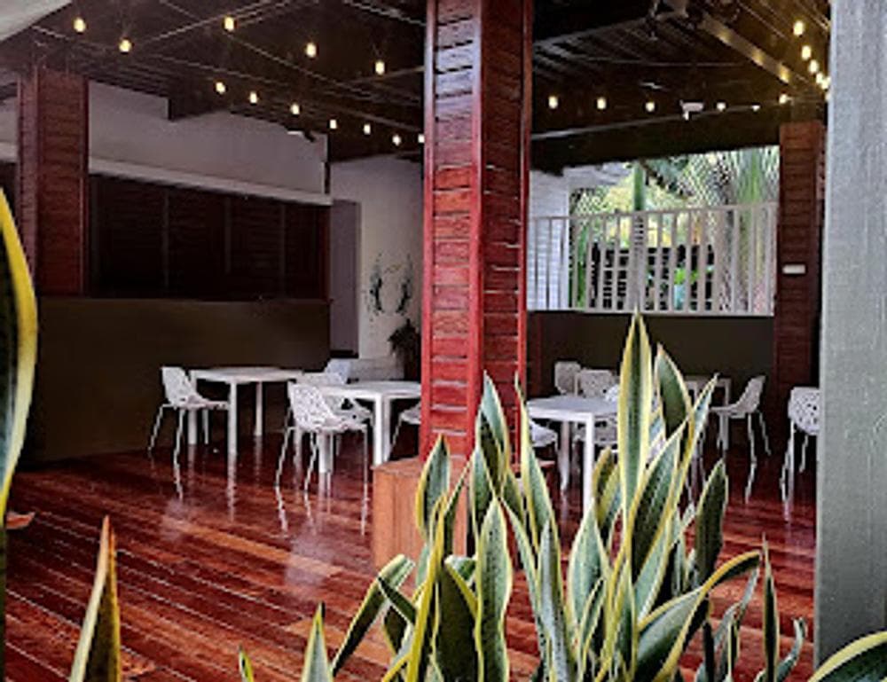 V. Lounge and Grill