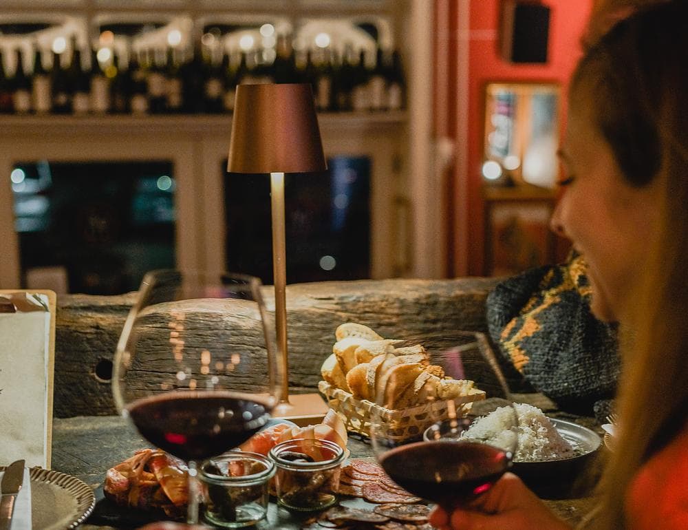 Sydhavnens Vinbar: Bar & Bottleshop