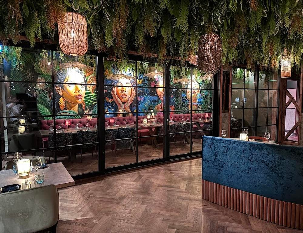 Follow Restaurant