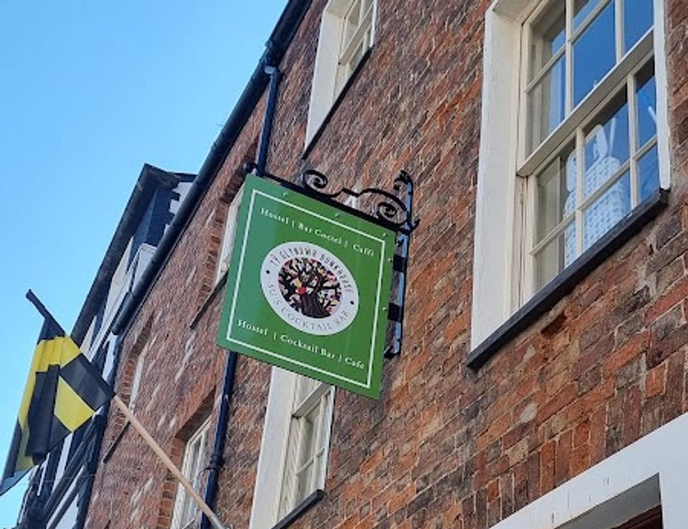 Tŷ Glyndŵr Bunkhouse & Su's Cocktail Bar