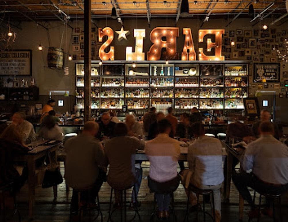 Earl's Restaurant & Bar