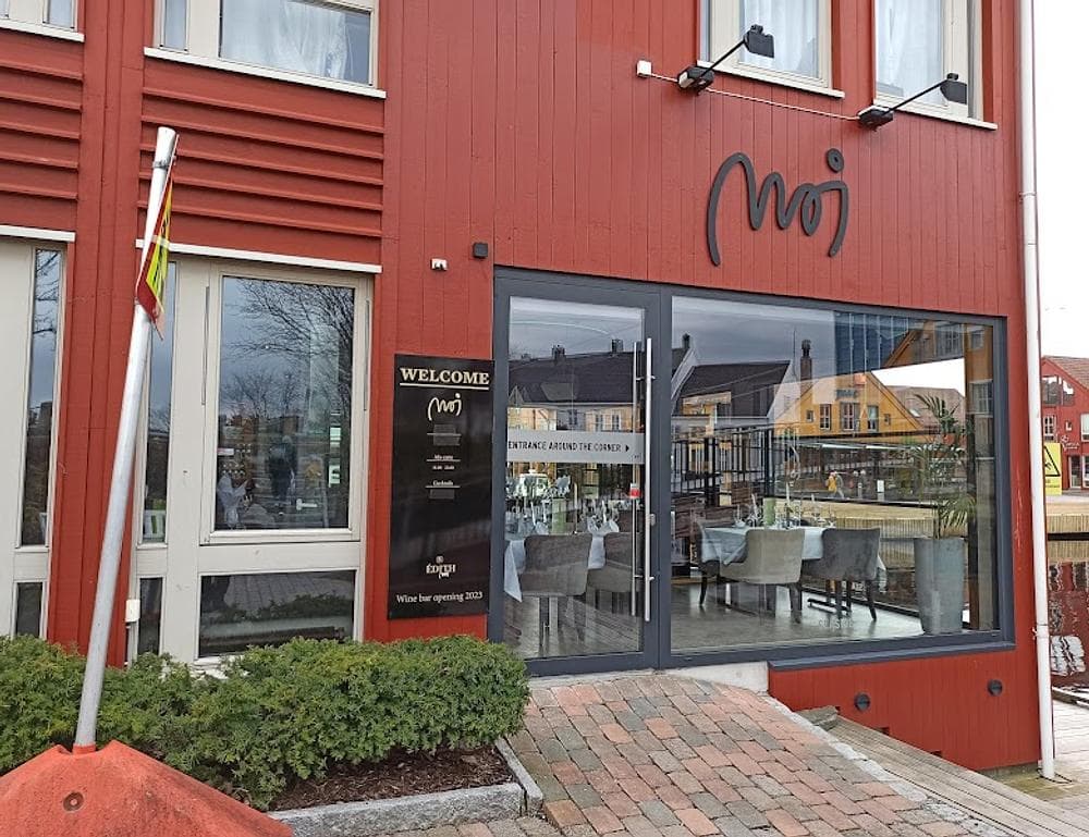 Hos Moi